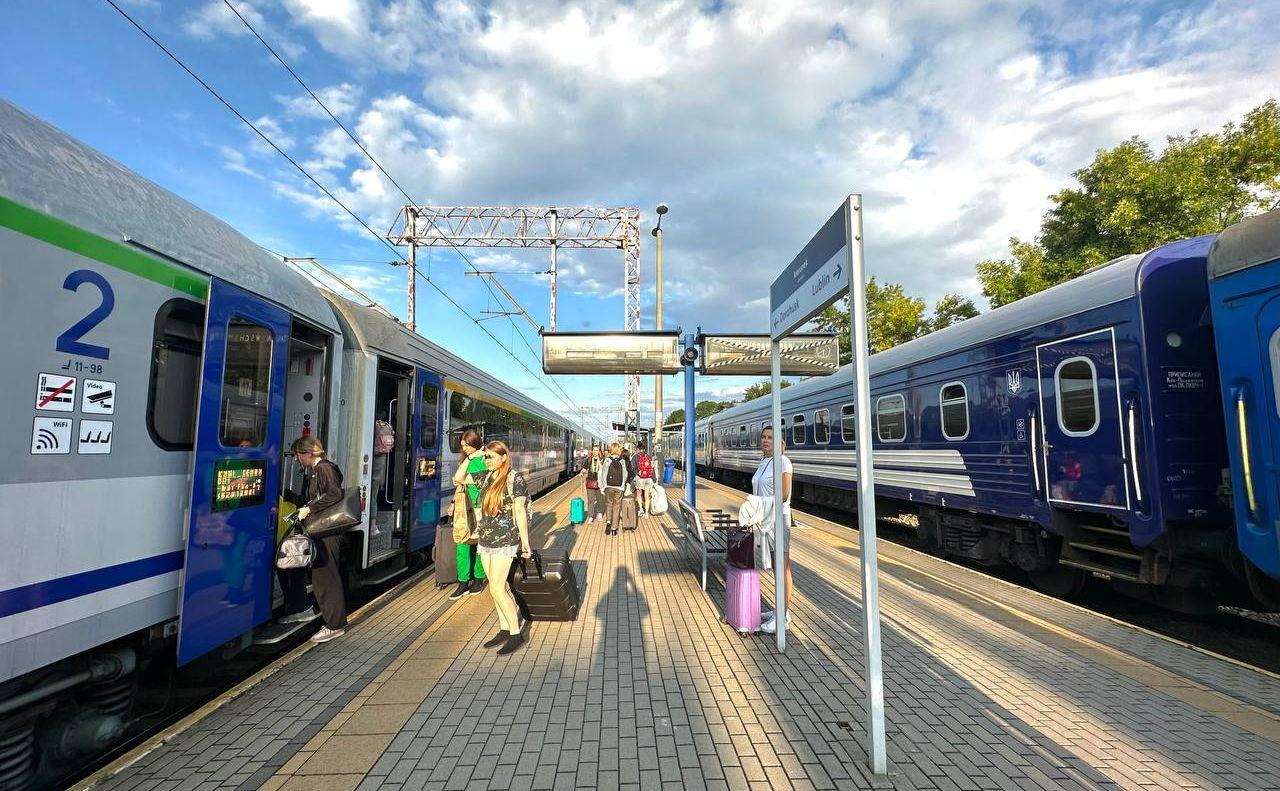 Стаття Зручний маршрут до Варшави: Укрзалізниця продовжила курсування поїзда Київ-Хелм Ранкове місто. Крим
