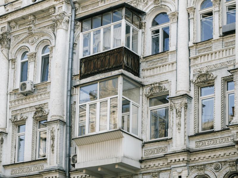 Стаття У Києві вже штрафують за встановлення балконів, дверей, терас чи добудов на пам’ятках Ранкове місто. Крим