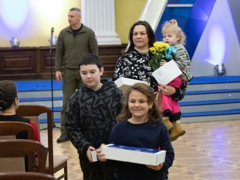 Стаття Вимушені переселенці отримали ще 20 квартир у Києві Ранкове місто. Крим