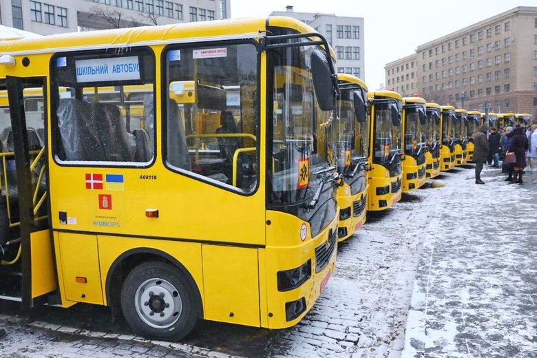 Стаття Закуплені Данією 34 шкільні автобуси прибули до України. ФОТОрепортаж Ранкове місто. Крим