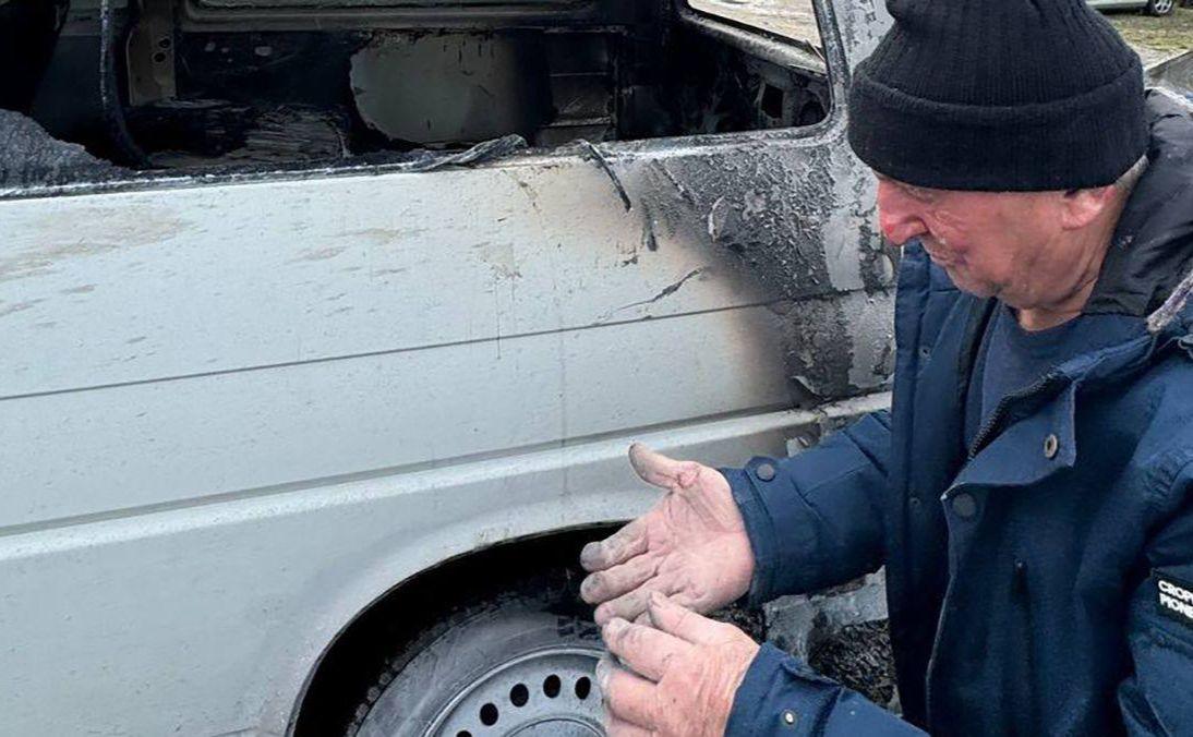 Стаття Відігнав палаючий автомобіль від сусідніх машин: поліцейські відзначили киянина Ранкове місто. Крим
