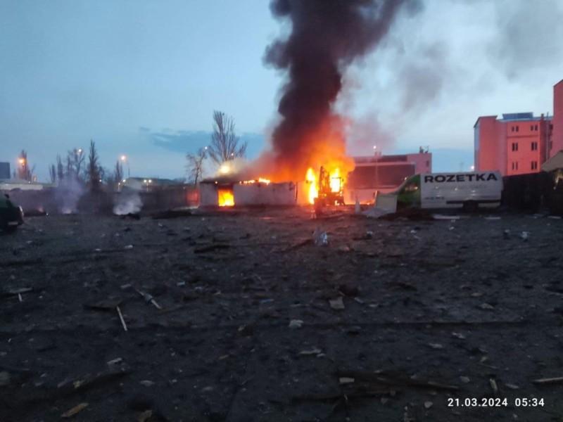 Стаття Понівечена будівля і автівки: склад ROZETKA постраждав під час ракетної атаки Ранкове місто. Крим