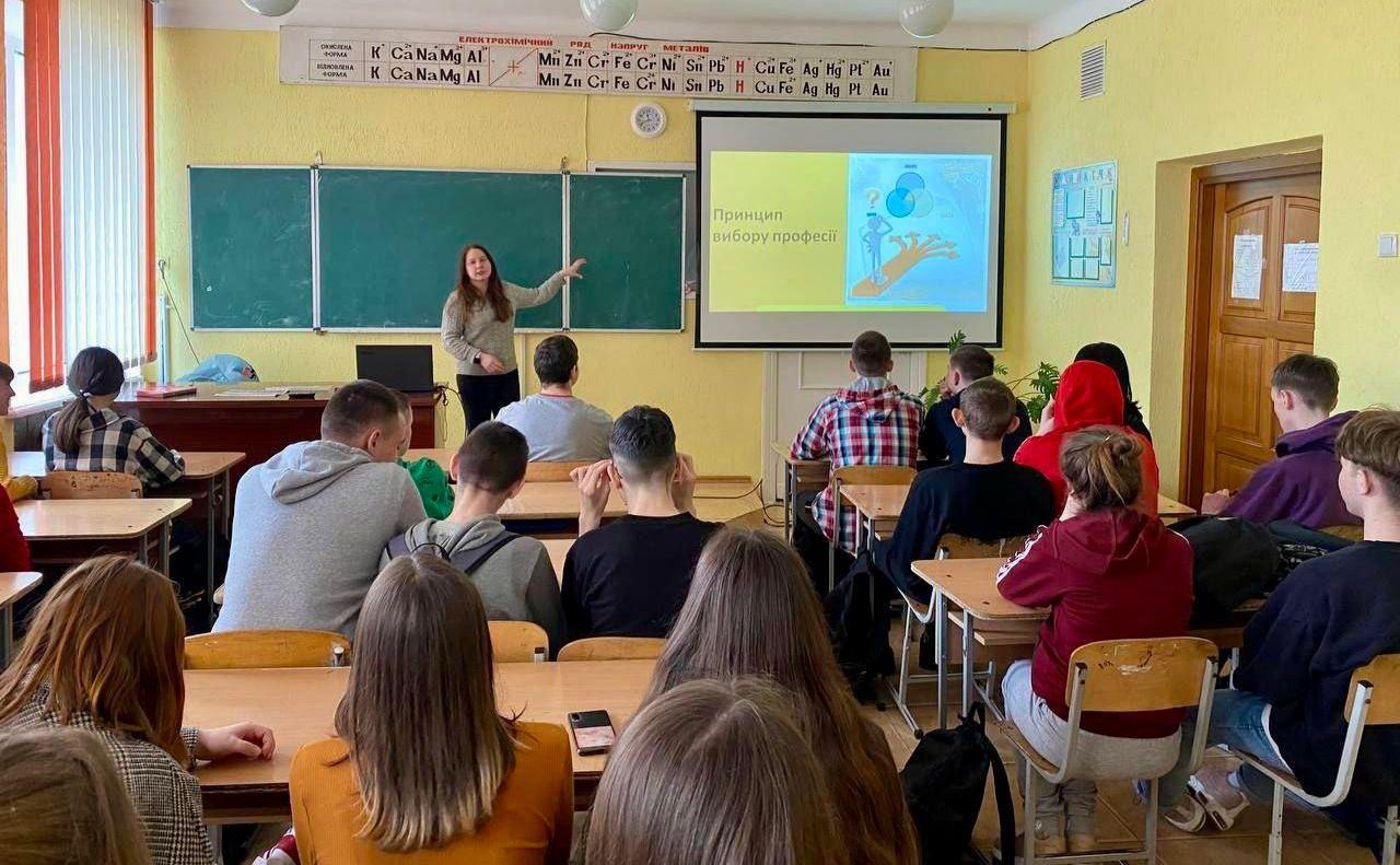 Стаття Для учнів київських шкіл розробили урок з прав дитини Ранкове місто. Крим