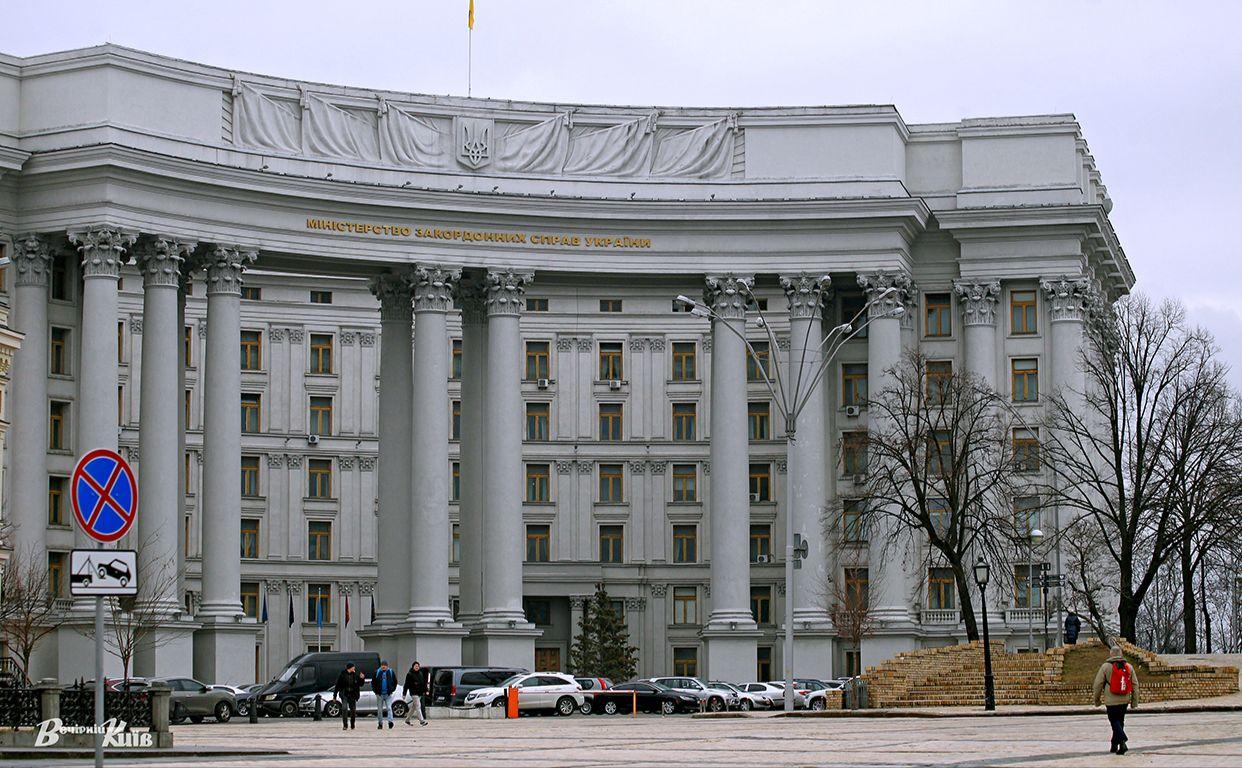 Стаття У МЗС розповіли, чому консульства України припиняють приймати громадян призовного віку Ранкове місто. Крим