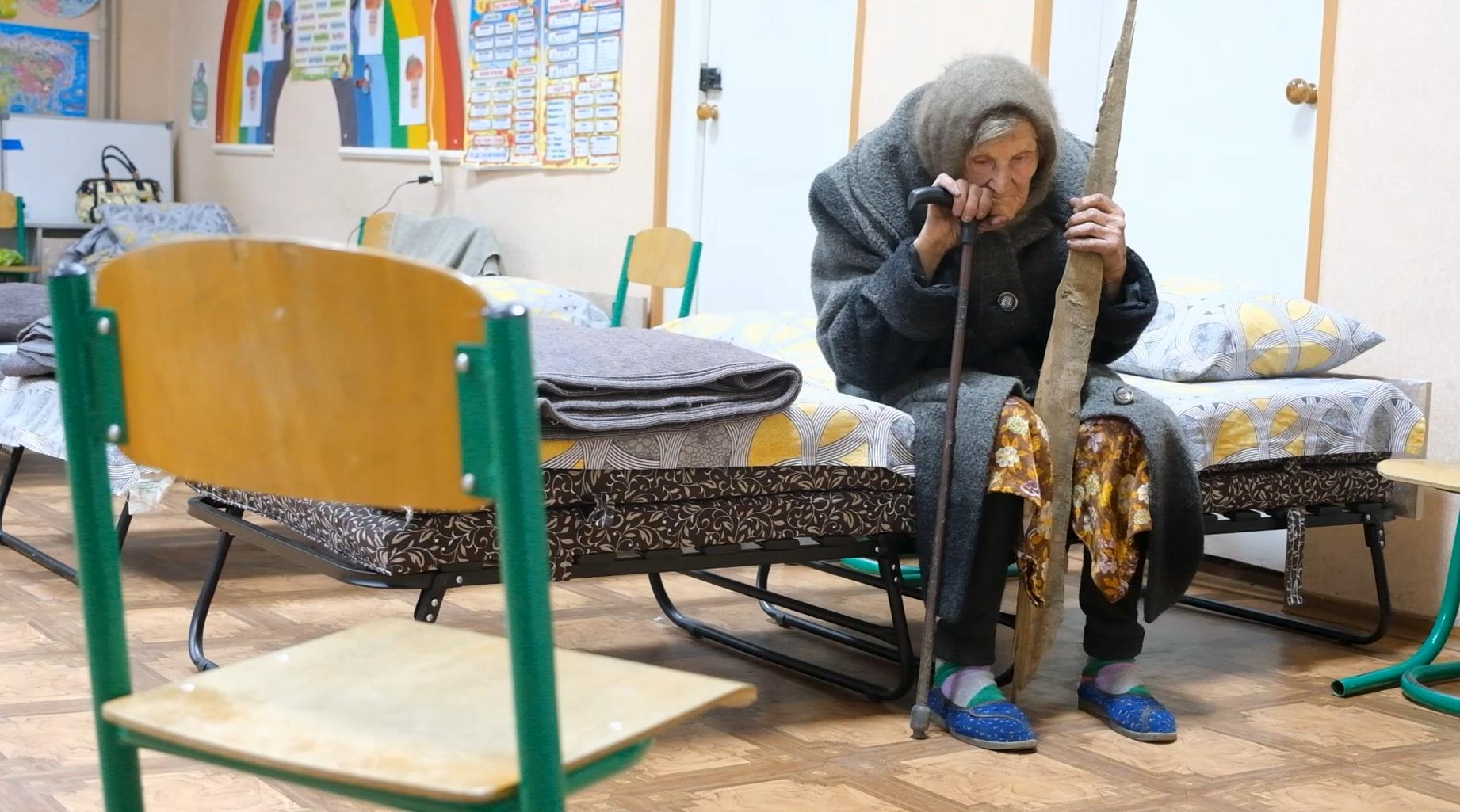 Стаття Весь день пішки без їжі та води:98-річна бабуся самотужки вийшла з Очеретиного, яке атакують росіяни Ранкове місто. Крим