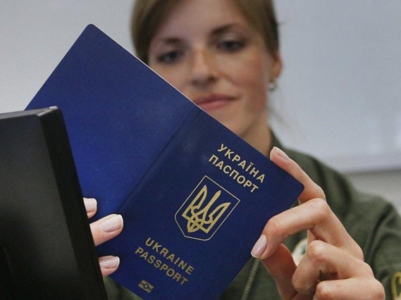 Стаття Одночасно оформити ID-картку та закордонний паспорт більше не вийде – що сталось Ранкове місто. Крим