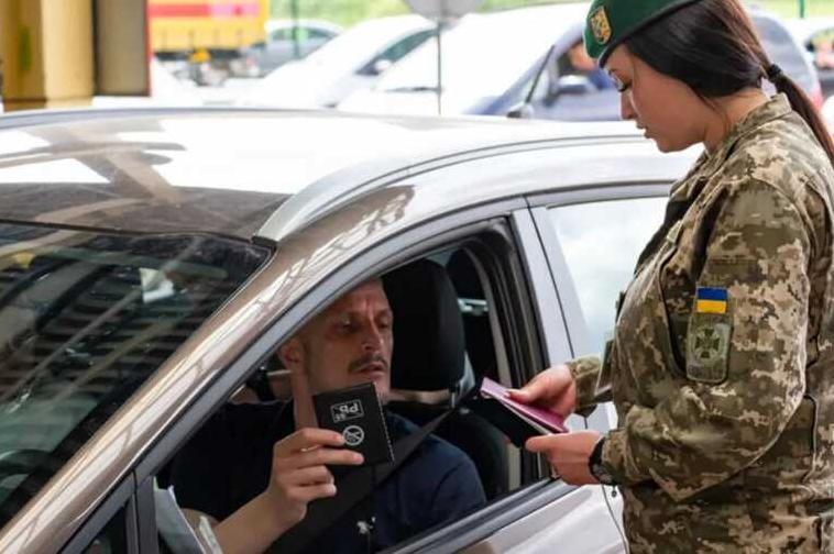Стаття Деяким водіям в Україні не потрібний військовий квиток Ранкове місто. Крим