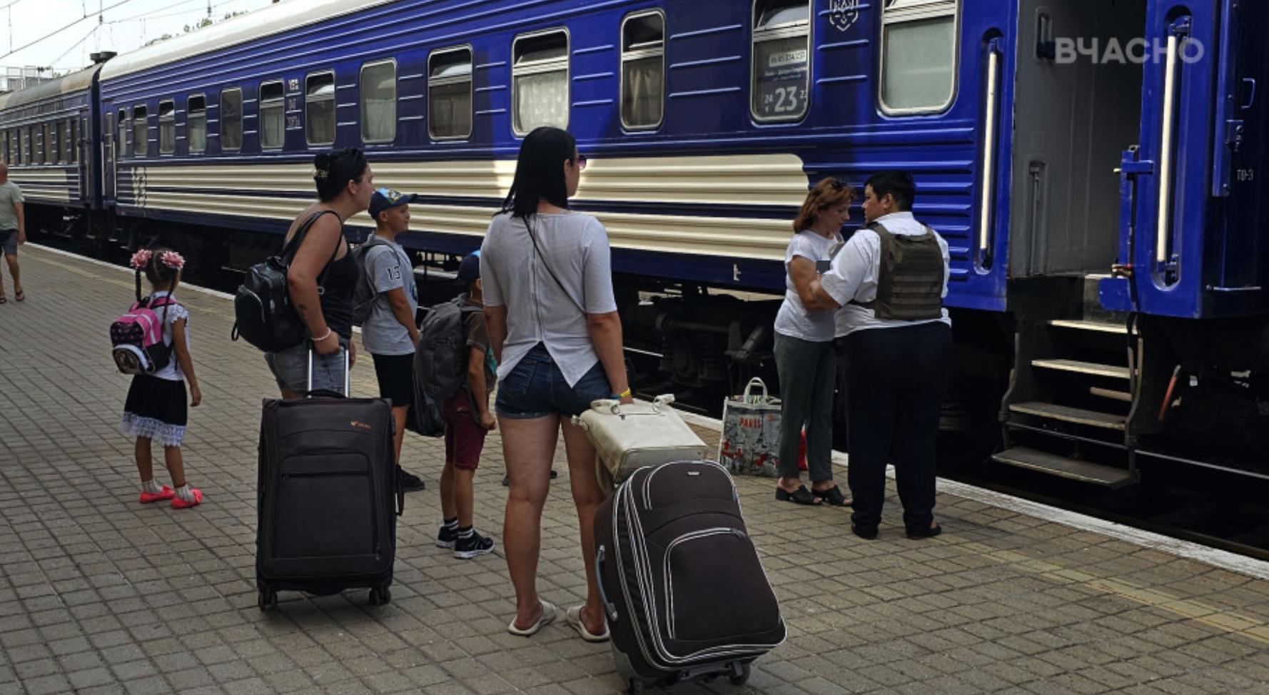 Стаття Евакуаційний потяг для жителів Донеччини курсуватиме до Чернівецької області Ранкове місто. Крим