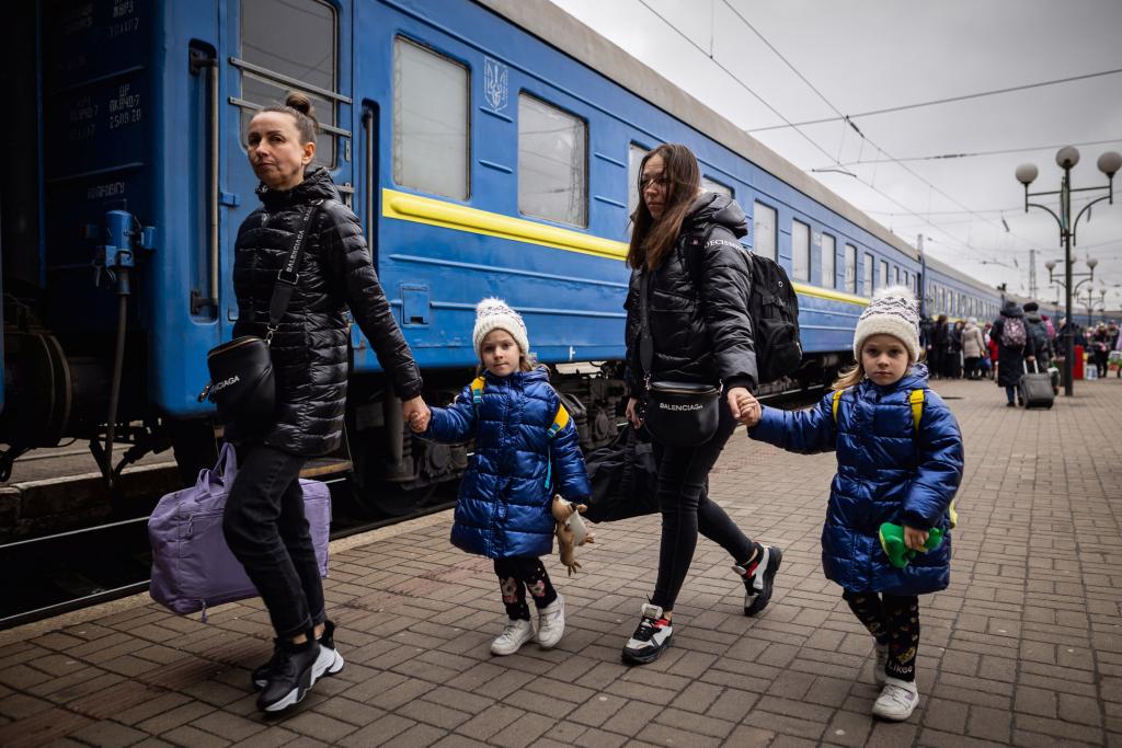 Стаття Евакуація жителів Донеччини: волонтери вивозять людей з подальшим розселенням: як записатися Ранкове місто. Крим